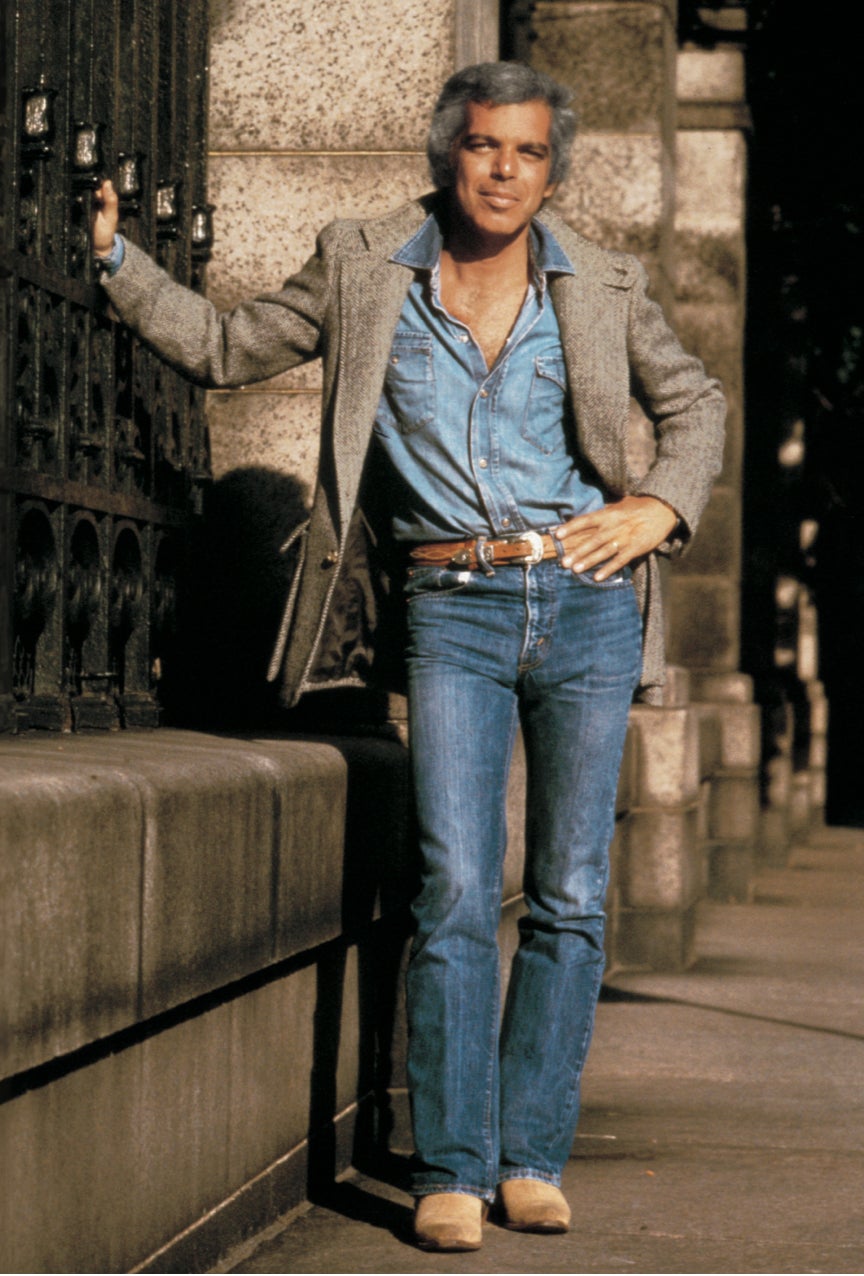 <strong>INGR&Eacute;DIENTS CL&Eacute;S</strong><br/><span>Le r&eacute;pertoire large et vari&eacute; des looks intemporels sign&eacute;s Ralph comprend quelques combinaisons classiques et incontournables : denim et tweed ; un costume crois&eacute; avec une cravate en reps ; et un blazer bleu avec une chemise grise en flanelle</span>