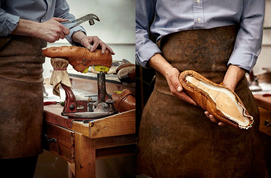 Modelage du soulier fermé à l'aide d'une forme. Un soulier après avoir été modelé sur la forme ; notez le fil de fer à l'avant qui maintient la forme de la chaussure