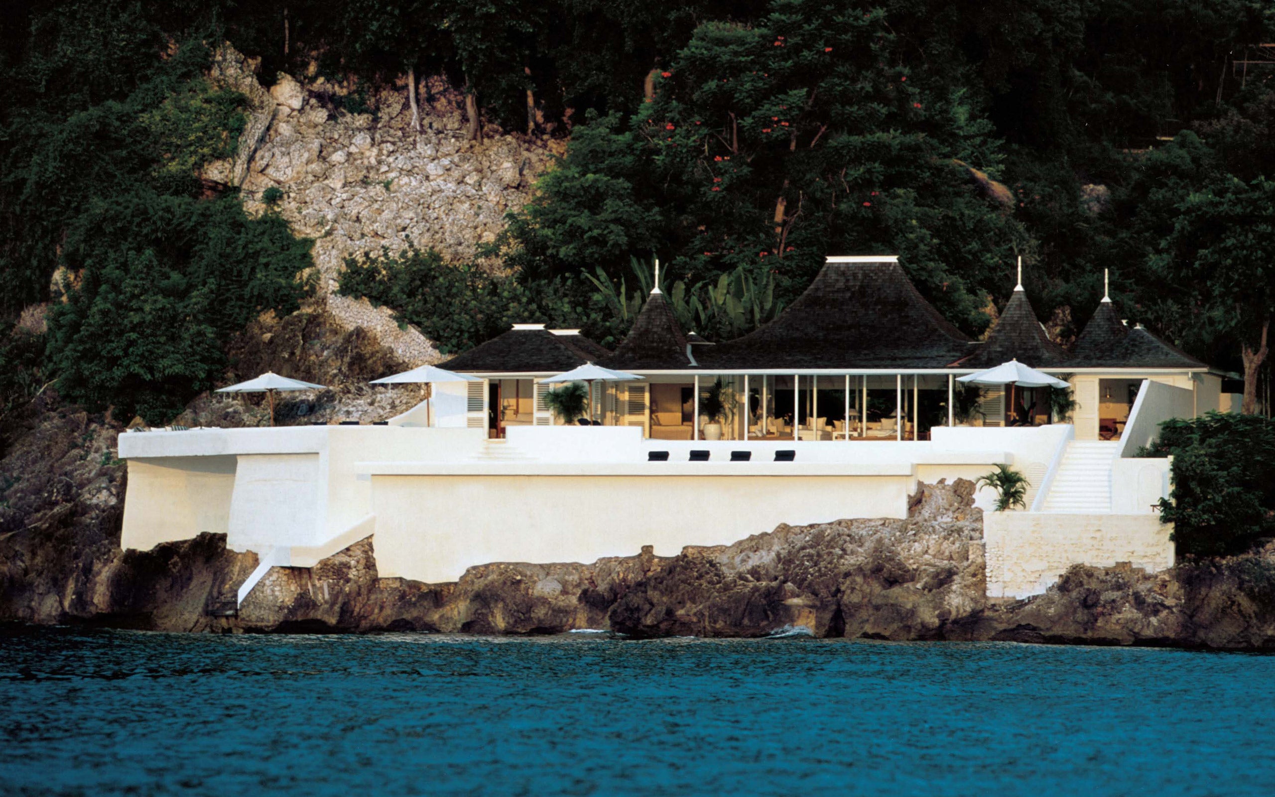 La vue depuis White Orchid, la villa en bord de mer de Ralph Lauren à Round Hill, en Jamaïque