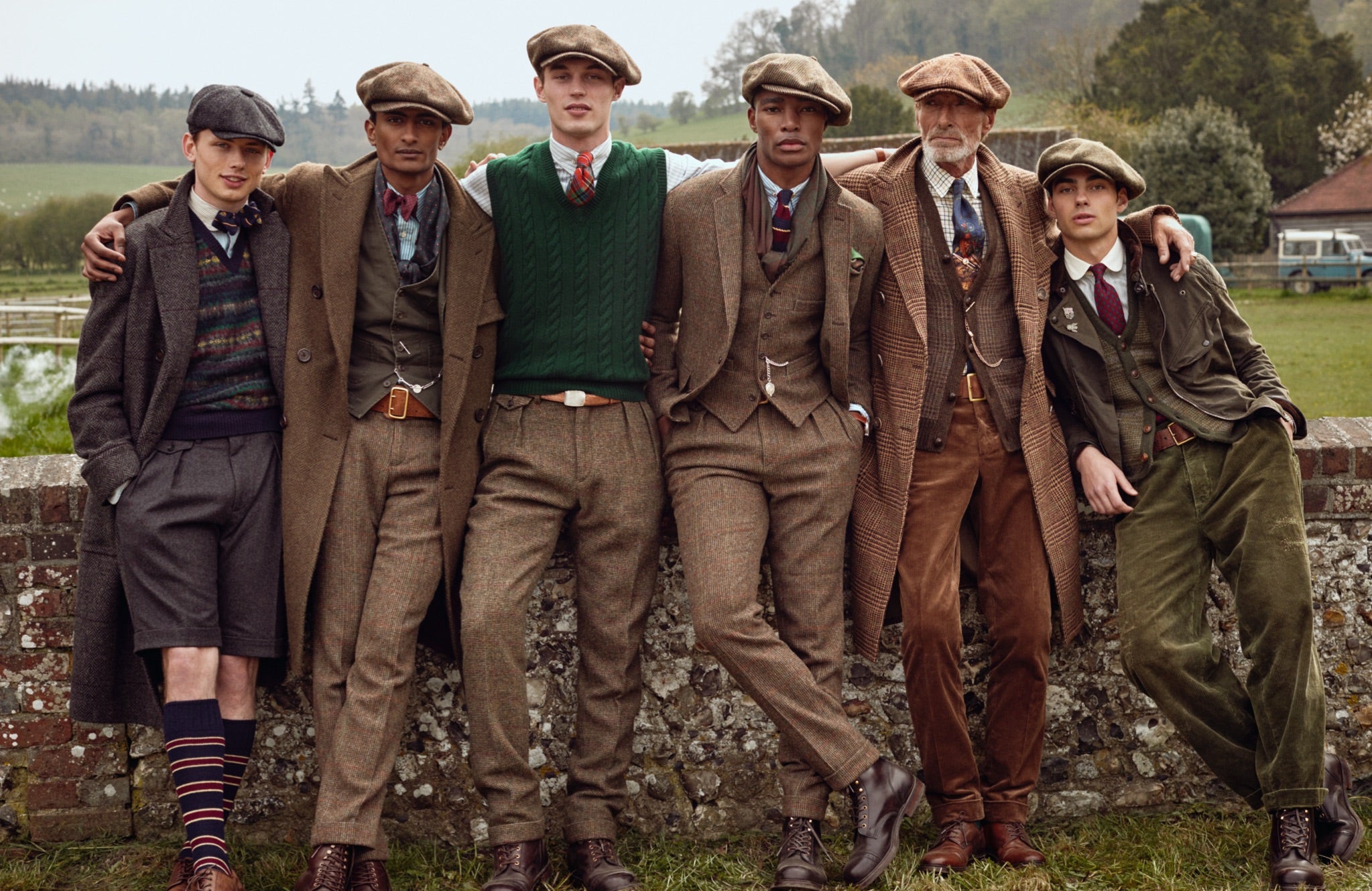 <strong>CROSS COUNTRY </strong><br/><span>La collection Polo Originals actuelle utilise le tweed comme texture, et propose un style inspir&eacute; des v&ecirc;tements hommes classiques, mais associ&eacute; &agrave; des pi&egrave;ces workwear inattendues : un gilet en serg&eacute;, des pantalons rapi&eacute;c&eacute;s en velours c&ocirc;tel&eacute;, des bottes &agrave; bout rapport&eacute; et des ceintures &agrave; double ardillon</span><br/><rlmag_link href="https://www.ralphlauren.fr/fr/search?cgid=brands-prl-ties-and-tweed-cg"><button class="shop-collection">D&eacute;couvrir les looks</button></rlmag_link>