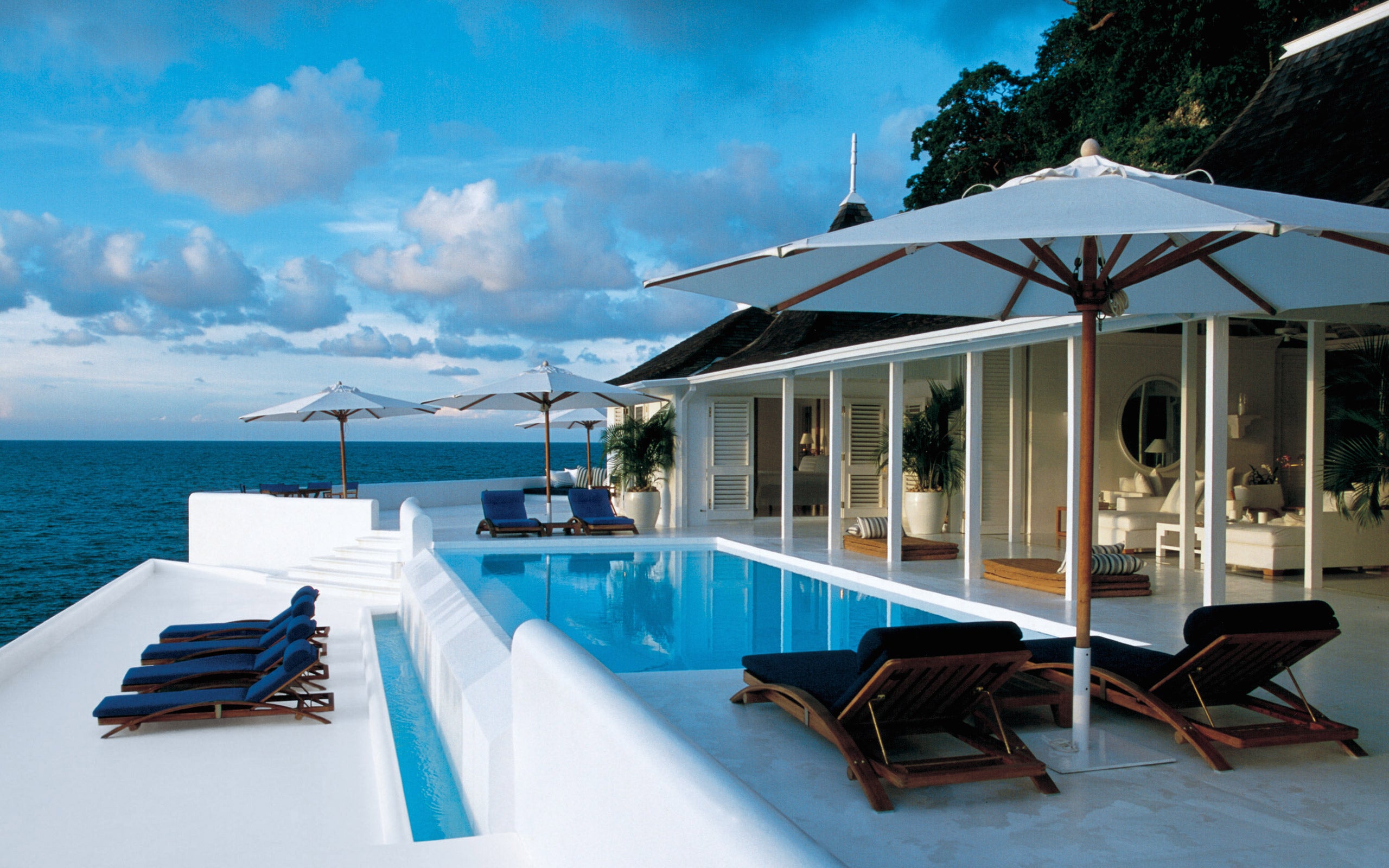 La vue depuis White Orchid, la villa en bord de mer de Ralph Lauren à Round Hill, en Jamaïque