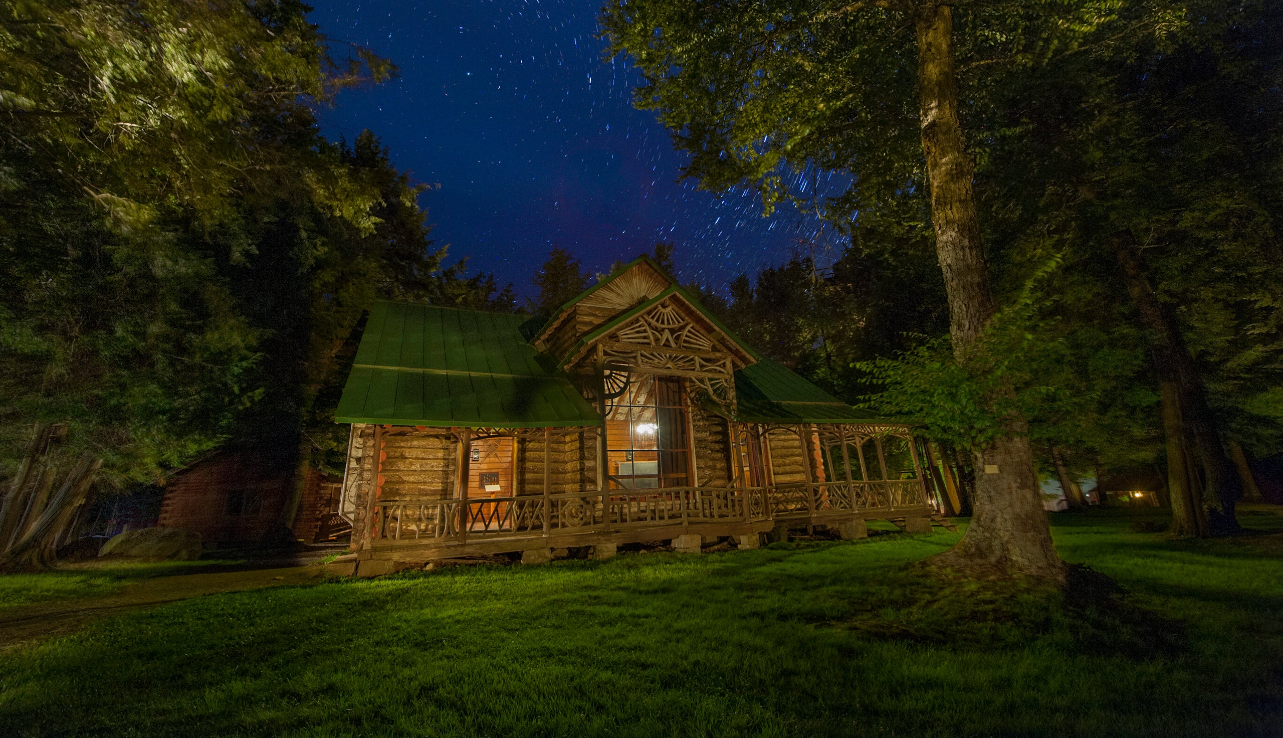 Vue de nuit du Great Camp de Pine Knot, la propri&eacute;t&eacute; qui repr&eacute;sente l'h&eacute;ritage le plus durable du talent de William West Durant