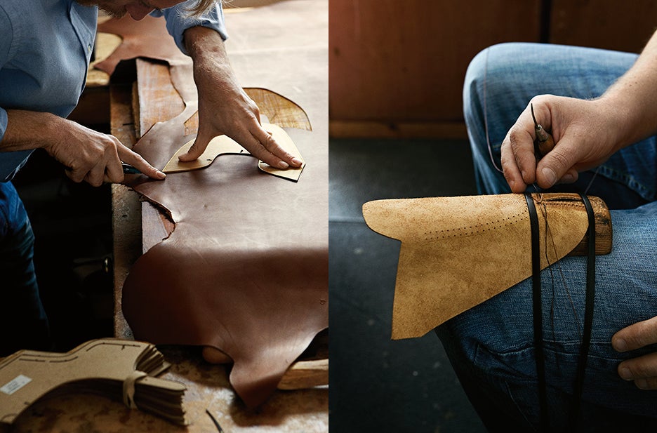 Un artisan découpe le cuir, selon un processus appelé « clicking » en raison du son produit par le couteau lorsqu'il vient heurter le laiton utilisé pour guider la coupe, Couture d'un soulier, à l'aide d'un fil attaché à une soie de sanglier.