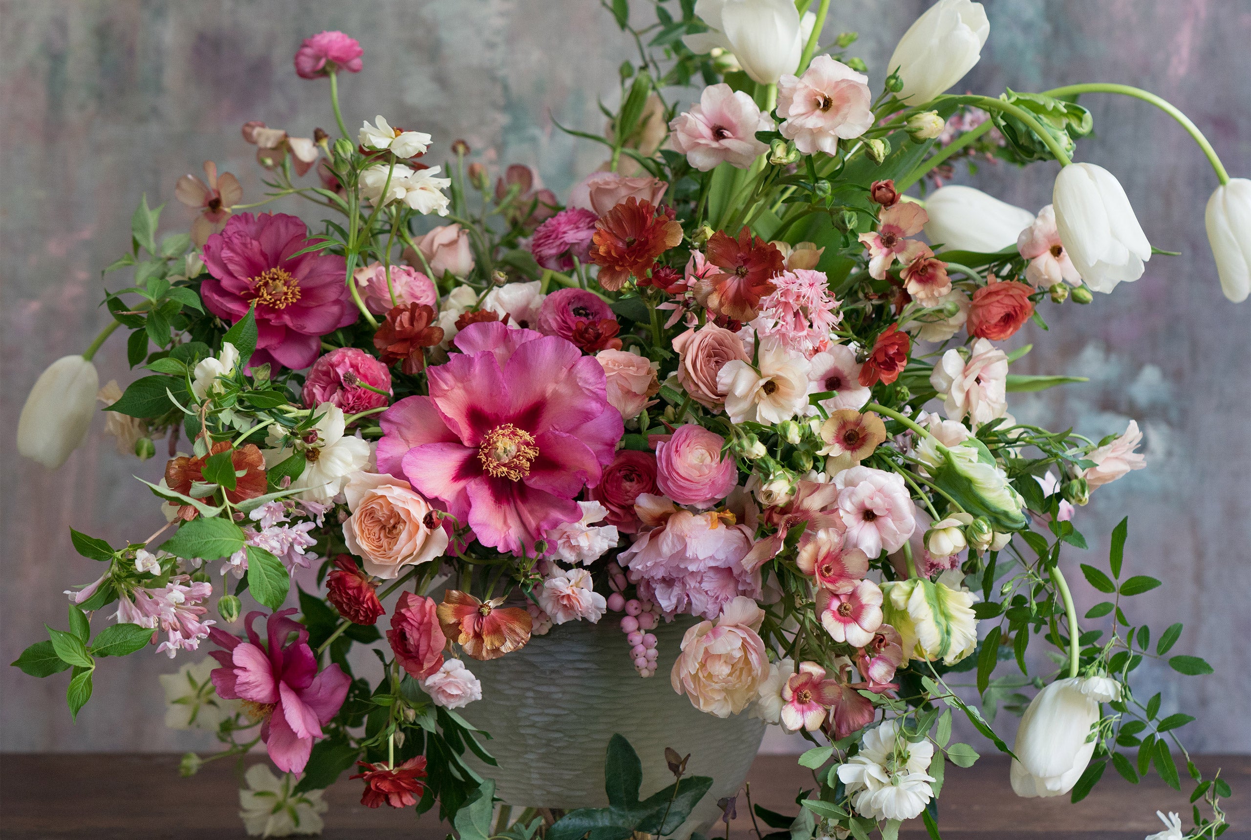 HAUT DE PAGE: <rlmag_link productid="3614712855253">Vase soliflore Leigh en cristal</rlmag_link>; CI-DESSUS: <rlmag_link productid="281967">Vase Cagan</rlmag_link>