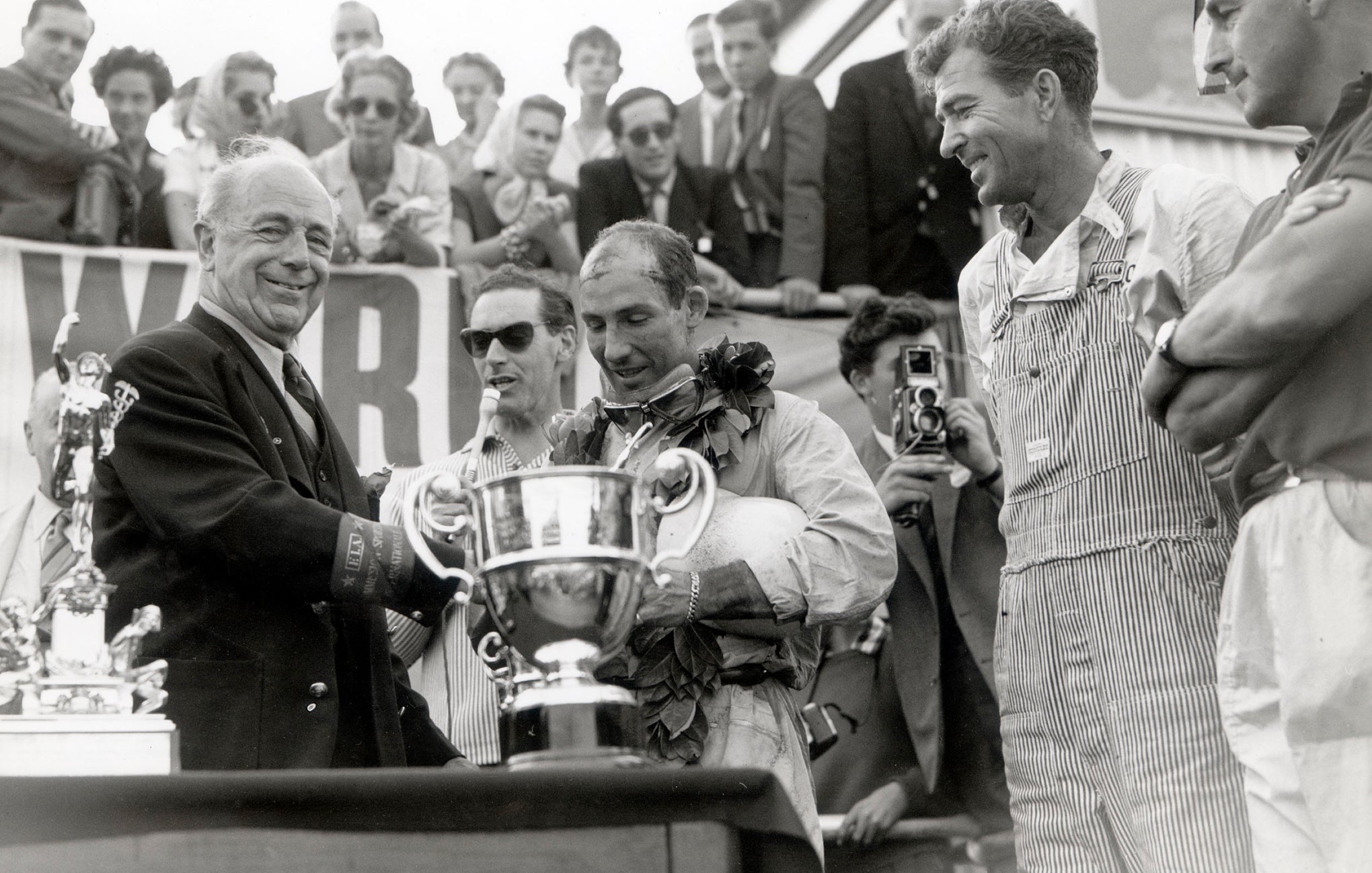 <strong>LES ANN&Eacute;ES PASSENT &Agrave; GRANDE VITESSE</strong><br/><span>Un aper&ccedil;u de Goodwood au fil des ans, notamment le moment o&ugrave; Stirling Moss et Carroll Shelby ont partag&eacute; la sc&egrave;ne lors de la c&eacute;r&eacute;monie de remise des prix</span> 