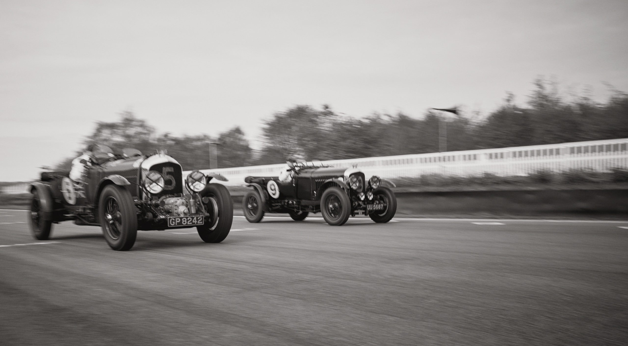 <strong>PHOTOGRAPHI&Eacute; SUR PLACE</strong><br/><span>La collection Polo Originals de cette saison, inspir&eacute;e de l'&acirc;ge d'or des courses automobiles de Grand Prix, a &eacute;t&eacute; photographi&eacute;e sur le Goodwood Motor Circuit, situ&eacute; dans le West Sussex, dans le domaine de Goodwood de pr&egrave;s de 5 000 hectares.  Le circuit est c&eacute;l&egrave;bre pour avoir accueilli plusieurs &eacute;v&eacute;nements prestigieux de sport automobile, dont le c&eacute;l&egrave;bre Festival of Speed and Revival. </span> <br/><rlmag_link href="https://www.ralphlauren.fr/fr/search?cgid=brands-prl-tough-and-refined-cg"><button class="shop-collection">D&Eacute;COUVRIR LA COLLECTION</button></rlmag_link>