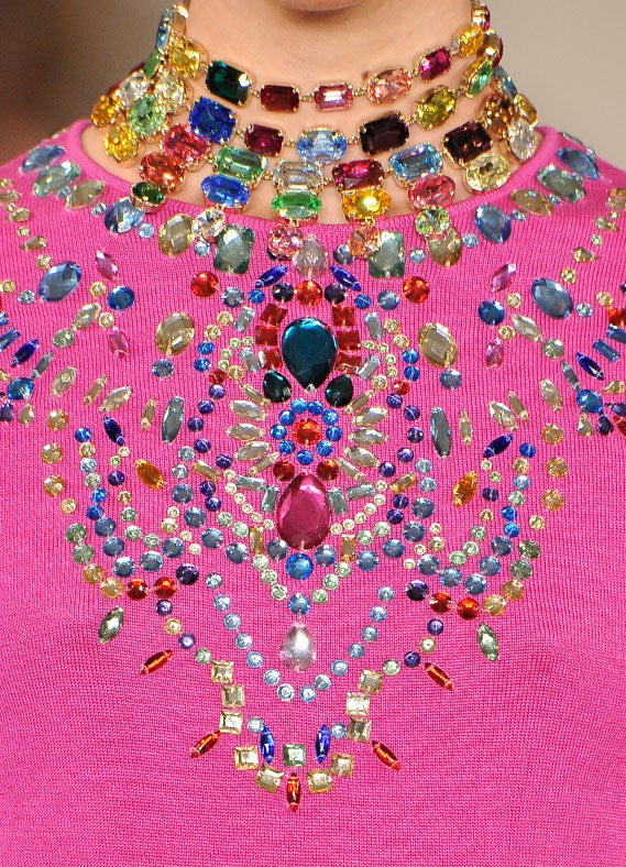  Les encolures incrustées de bijoux apportent un dynamisme empli d'élégance