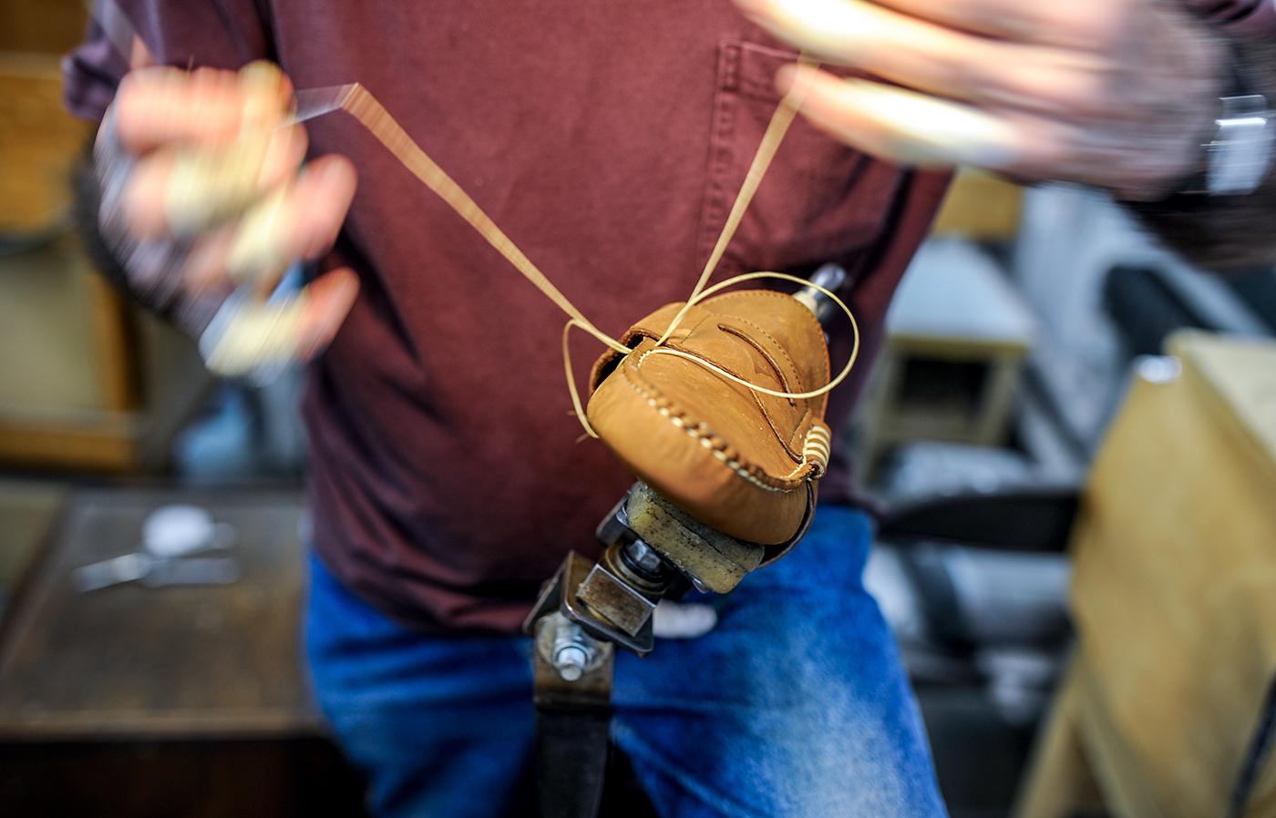                             Le plastron cousu à la main sur la chaussure confère au loafer sa forme de barrette distinctive.