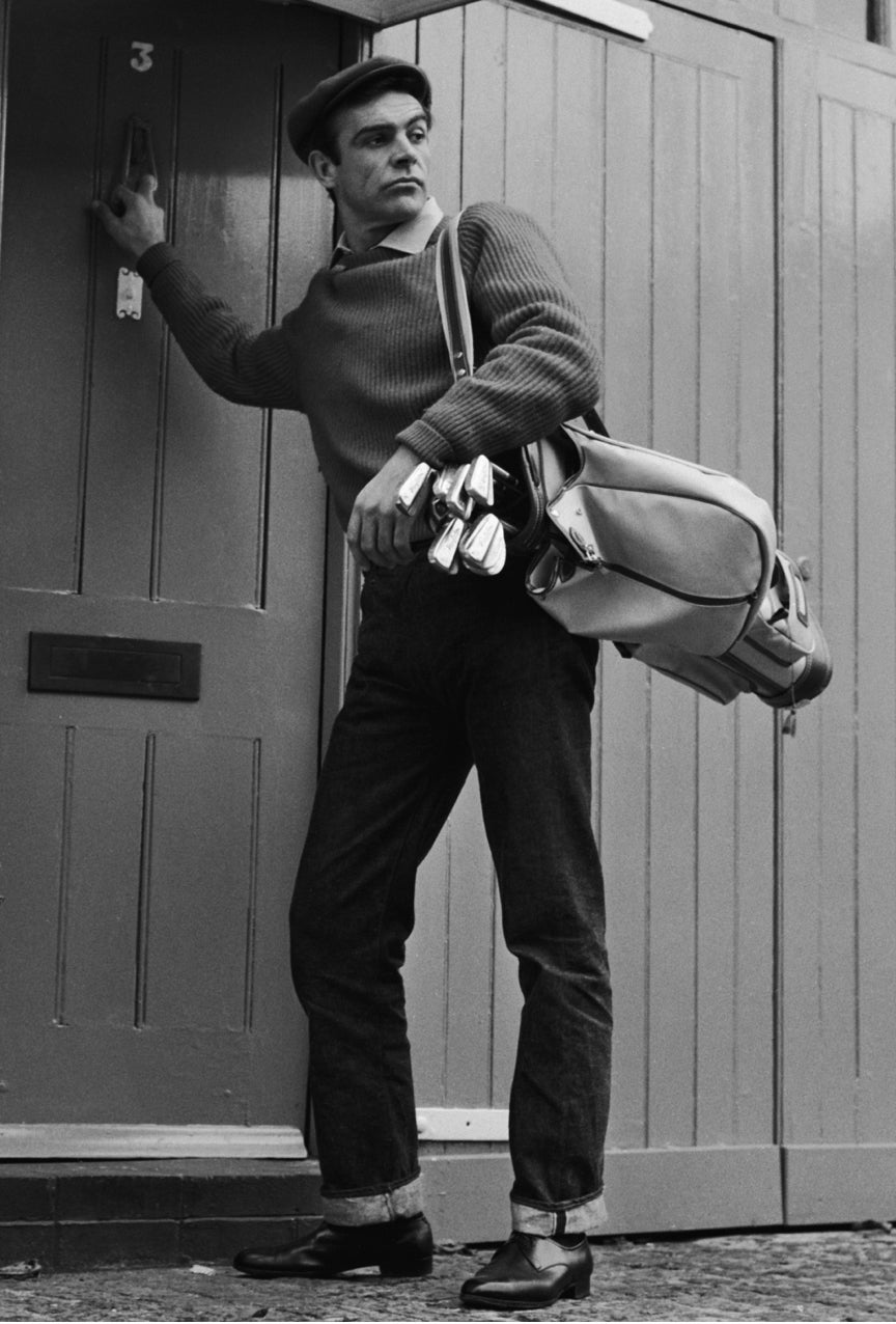 <strong class="">DES CHAUSSURES S&Eacute;RIEUSES</strong><br/><span class="">Steve McQueen, ci-dessus,avec un jean et des chaussures noires notables sur le tournage de <em>La canonni&egrave;re du Yang-Ts&eacute;</em> ; Sean Connery montre comment des chaussures habill&eacute;es artisanales noires se marient &agrave; du denim fonc&eacute; ; James Baldwin joue la carte du monochrome ; et un JFK sans chaussettes conf&egrave;re de la nonchalance aux mocassins noirs</span>