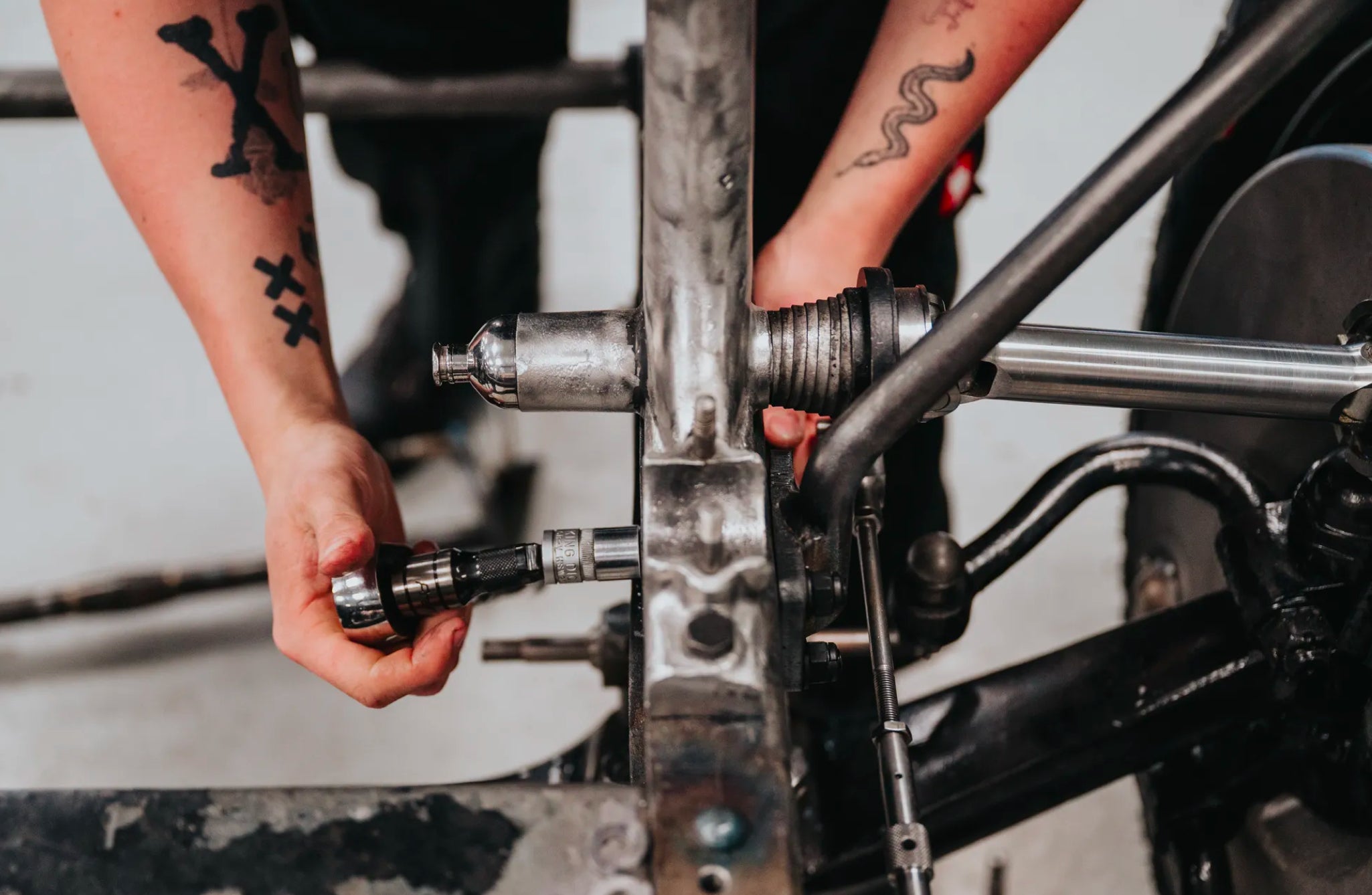 <strong>THE BIG FIX</strong><br/><span>Dans le garage immacul&eacute; de Vintage Bentley, o&ugrave; les m&eacute;caniciens n'utilisent que des outils d'origine ou des r&eacute;pliques fabriqu&eacute;es en interne. Est-il parfois difficile de trouver exactement ce qu'on cherche ? &laquo; Eh bien, cela n'a pris que 28 ans &raquo;, dit William Medcalf, le fondateur </span>