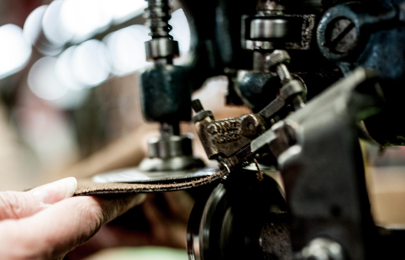                             Le cuir Horween est coupé à la main par les artisans de Rancourt &amp; Co. pour que seules les meilleures pièces soient utilisées.