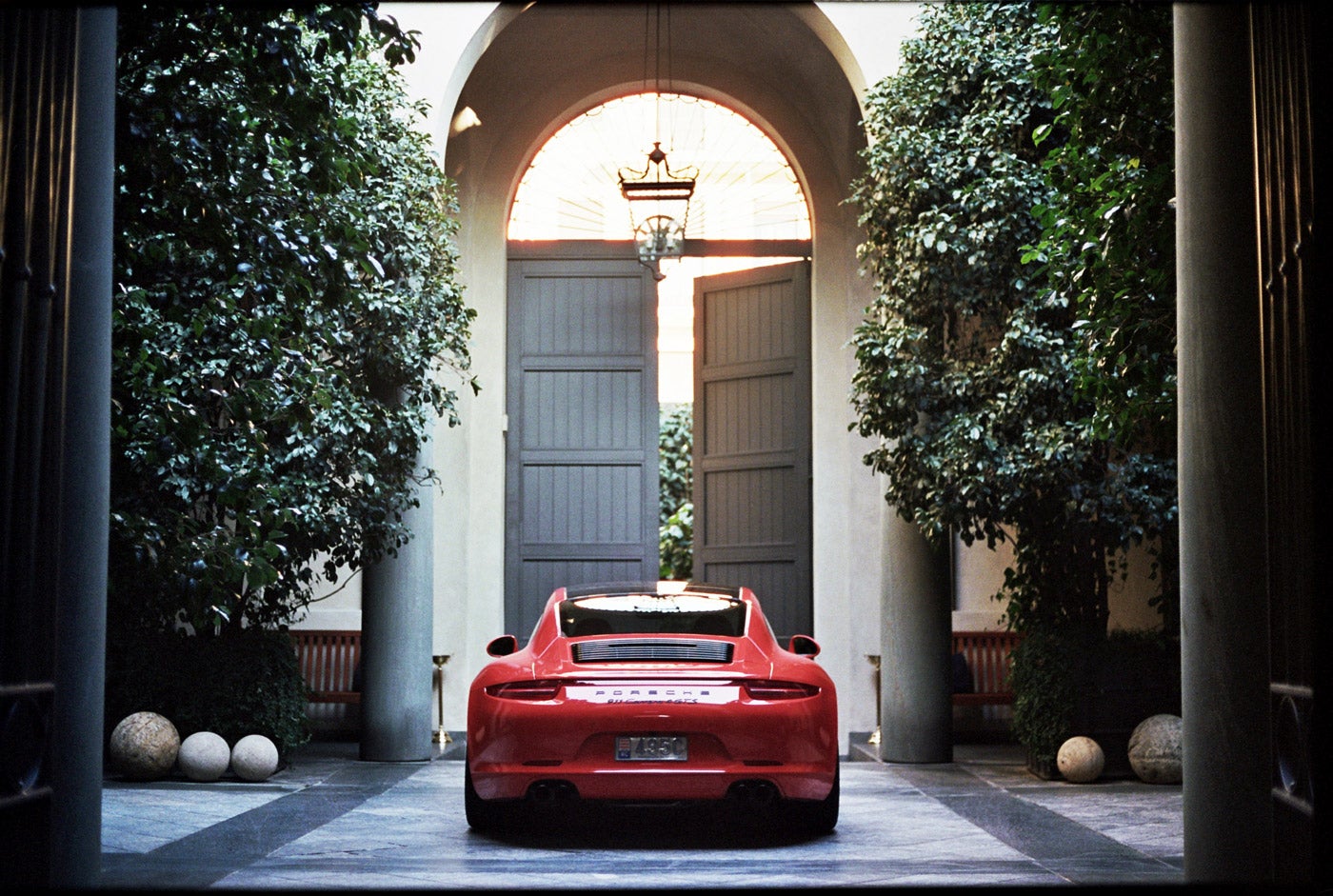                             Réservé au violoniste virtuose amateur de Porsche : la 911 GTS orange de Charlie Siem, au Ralph Lauren Palazzo de Milan
