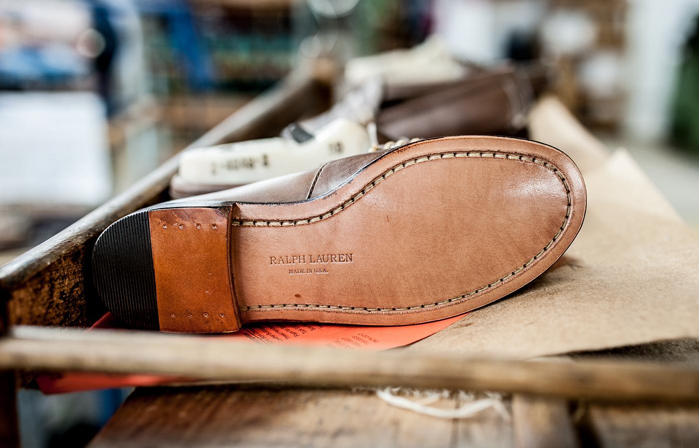                             La pièce finale de la chaussure Edric : une semelle en cuir traditionnelle, cousue directement à la tige, ce qui permet de la ressemeler indéfiniment.
