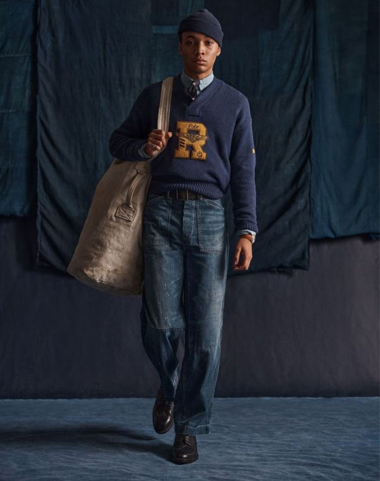 <strong>NOIR ET BLEU</strong><br/><span>Les nouveaut&eacute;s Polo d'inspiration nautique incarnent la force et la simplicit&eacute; de l'uniforme</span>