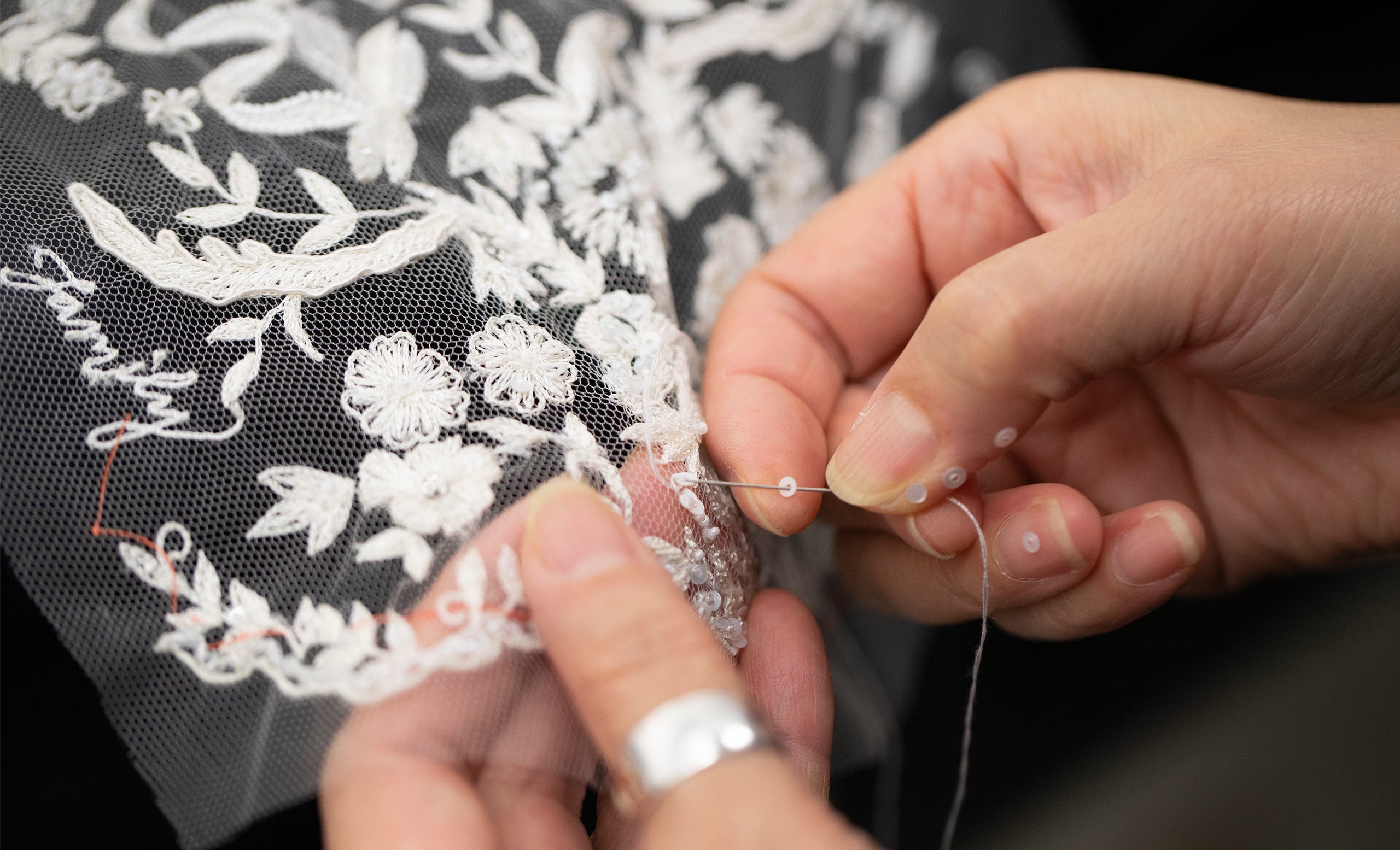 32 000 sequins nacr&eacute;s, 5 600 perles et 11 632 cristaux Swarovski ont &eacute;t&eacute; incorpor&eacute;s aux motifs floraux