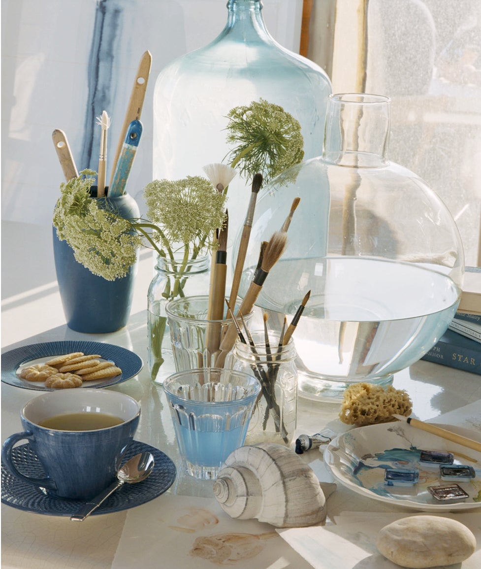 Compositions artistiques : de simples fleurs sauvages arrang&eacute;es dans des bocaux tout simples et un bouquet de pinceaux apportent une touche de po&eacute;sie
