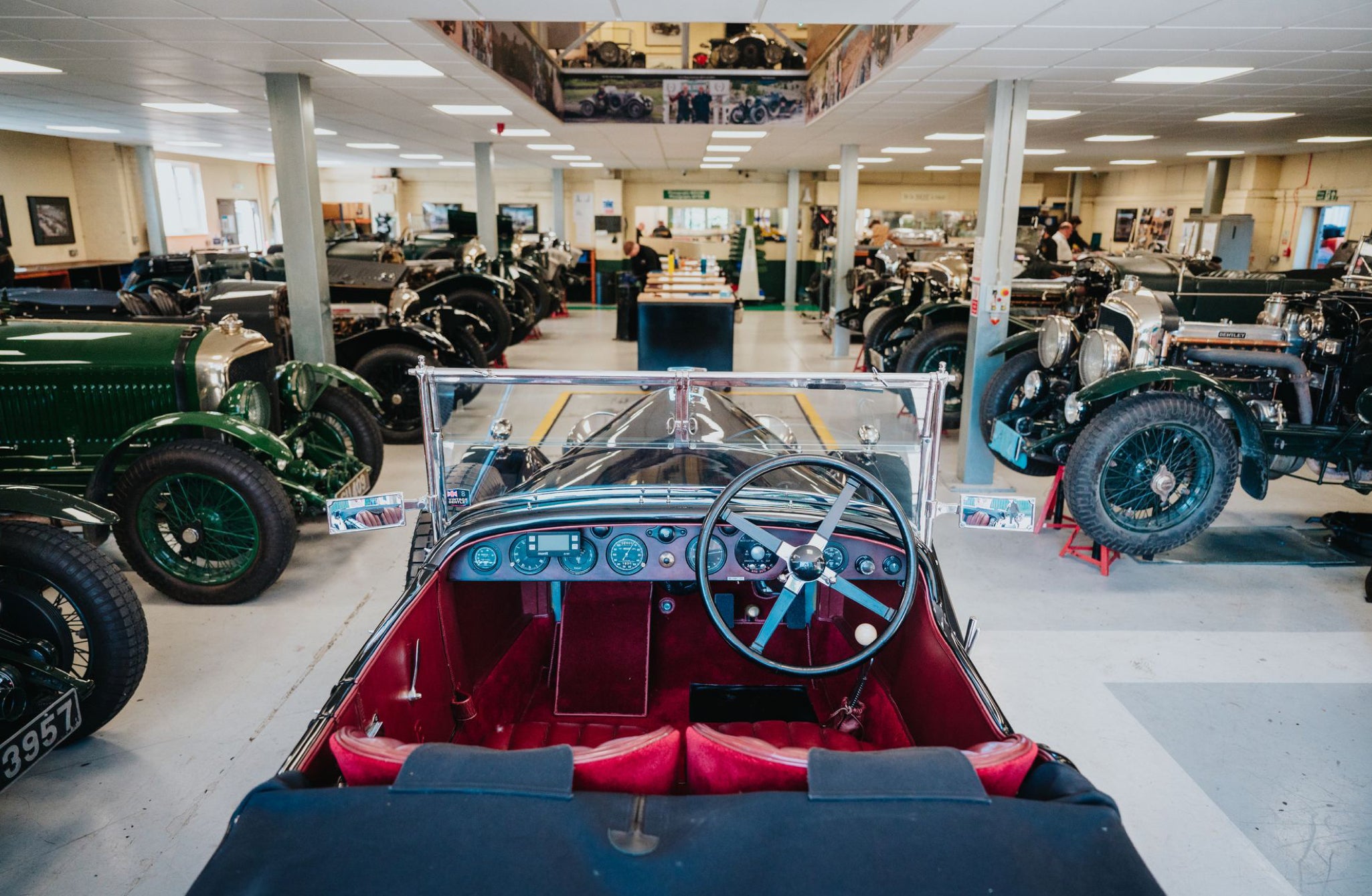 <strong>THE BIG FIX</strong><br/><span>Dans le garage immacul&eacute; de Vintage Bentley, o&ugrave; les m&eacute;caniciens n'utilisent que des outils d'origine ou des r&eacute;pliques fabriqu&eacute;es en interne. Est-il parfois difficile de trouver exactement ce qu'on cherche ? &laquo; Eh bien, cela n'a pris que 28 ans &raquo;, dit William Medcalf, le fondateur </span>