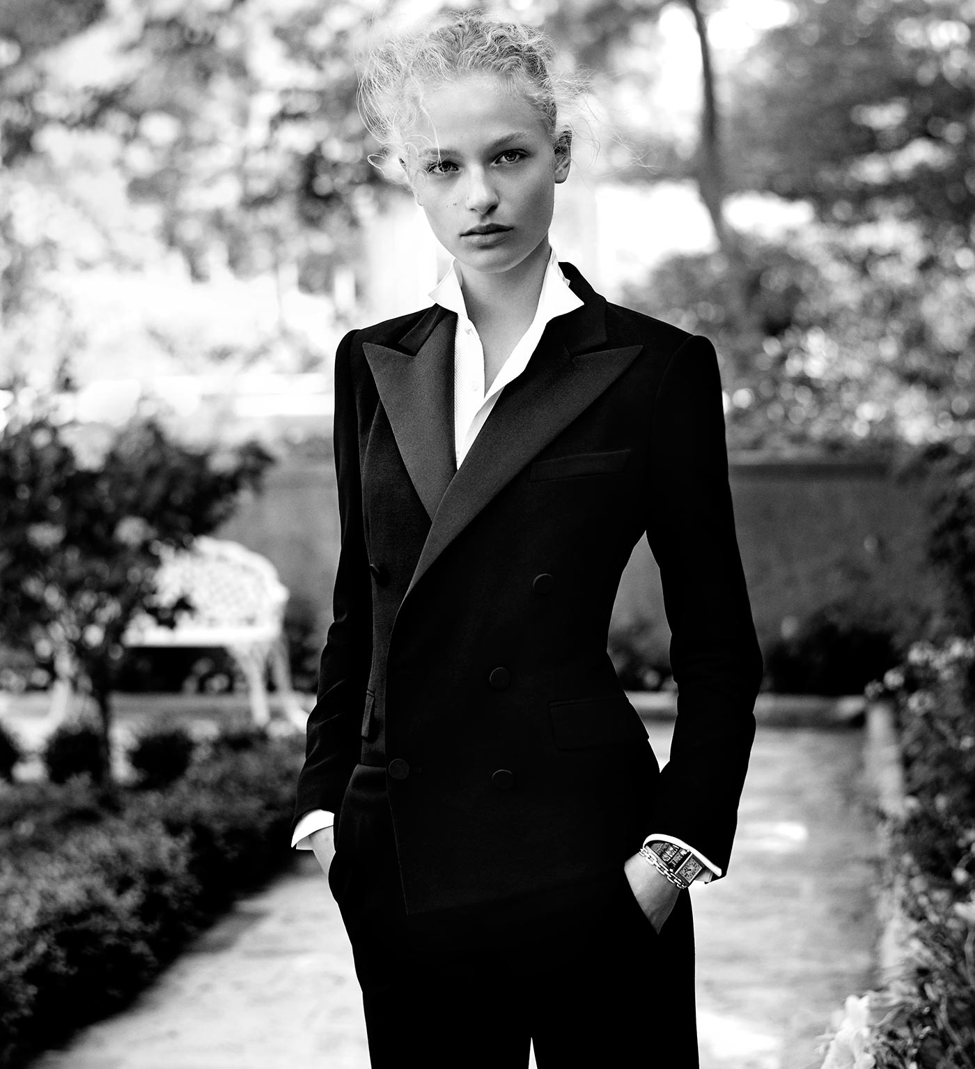 La veste de smoking, port&eacute;e par Frederikke Sofie. Photographi&eacute;e par Steven Meisel