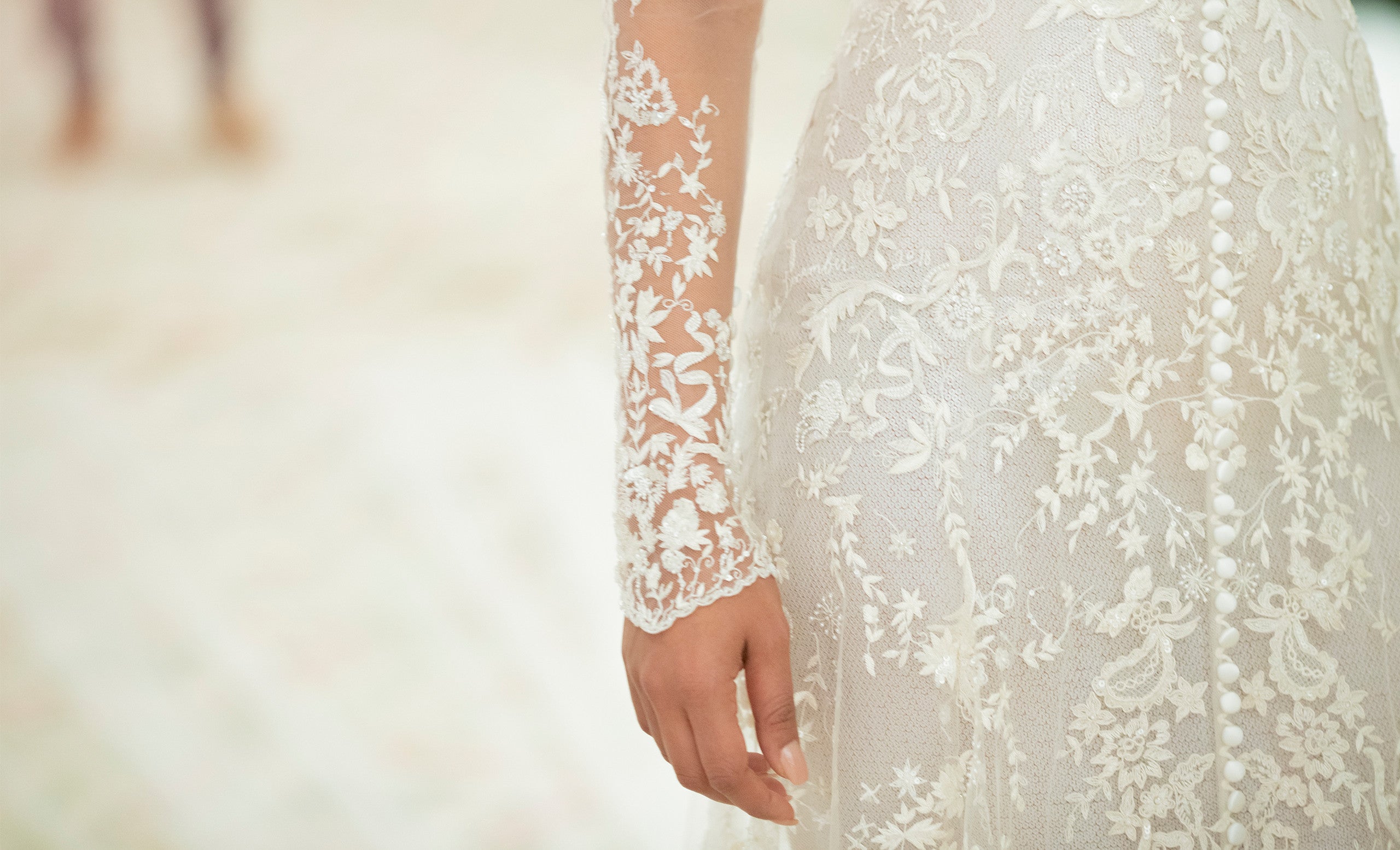 La robe arbore 135 boutons recouverts de satin sur le devant ainsi que des manches longues et un col festonn&eacute;s