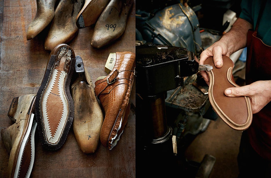 Souliers façonnés. La trépointe des deux souliers de gauche est fixée et prête à être cousue à la semelle.Processus de montage Goodyear. Retirer une petite épaisseur de la semelle au cours de ce processus permet d'assurer que la couture soit élégamment dissimulée, et protégée contre l'usure.