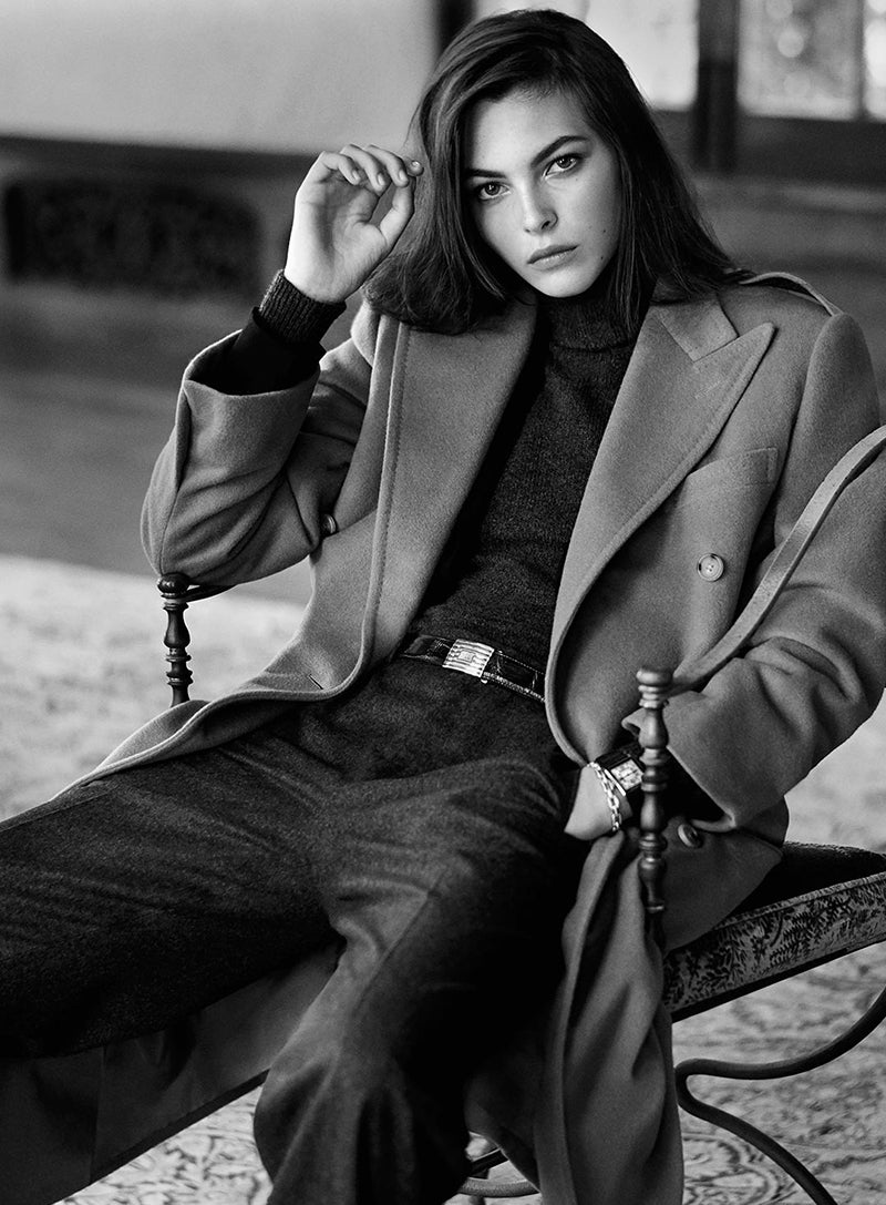 Vittoria Ceretti v&ecirc;tue du pardessus British Warm, photographi&eacute;e par Steven Meisel