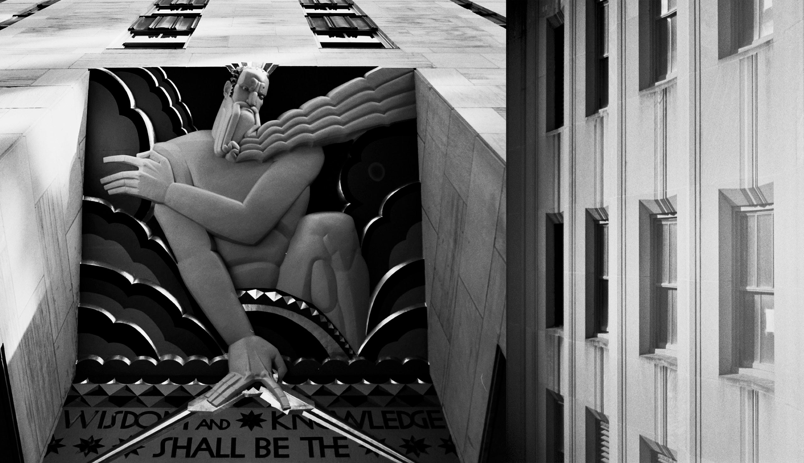 <span lang="FR">À gauche : frise au-dessus de l’entrée principale du 30 Rockefeller Center. À droite : le dieu romain Mercure</span>