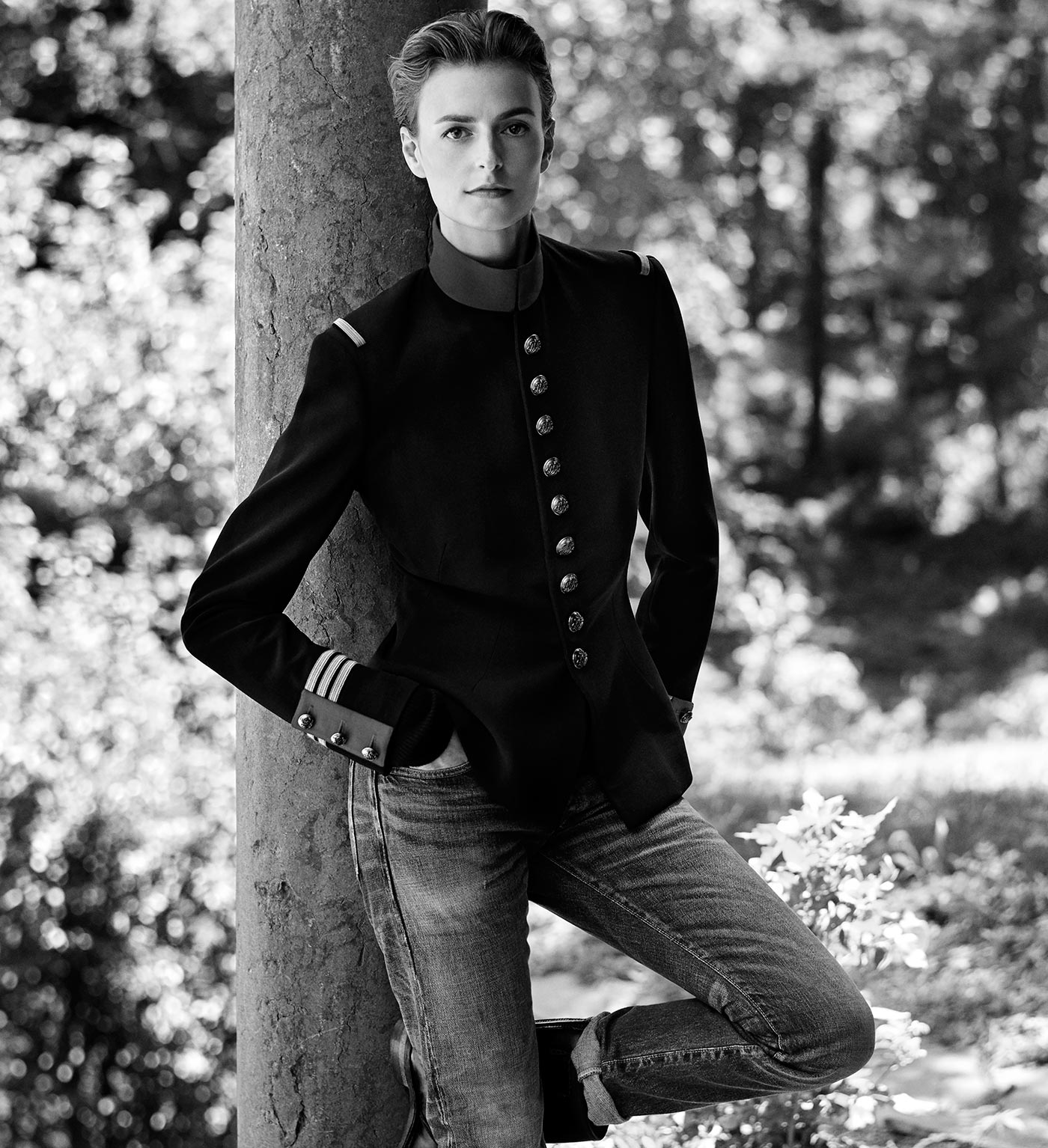 La veste d&rsquo;officier, port&eacute;e par Jacquetta Wheeler. Photographi&eacute;e par Steven Meisel